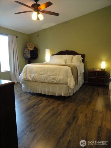 90 N Hamma Hamma Drive E, Hoodsport, WA 98548