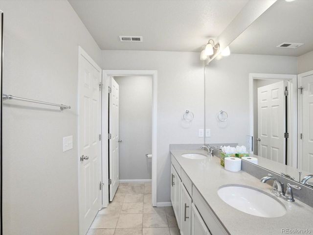 8260 S Trails Edge Ct, Centennial, CO 80112