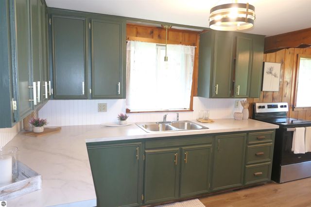 135 Riverside Drive, Alma, MI 48801