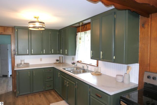135 Riverside Drive, Alma, MI 48801