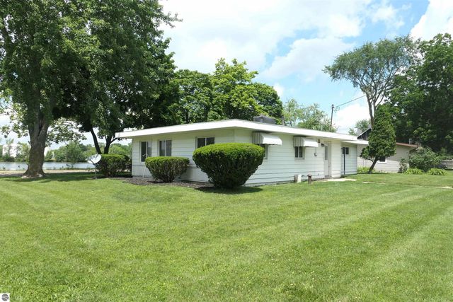 135 Riverside Drive, Alma, MI 48801