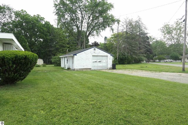 135 Riverside Drive, Alma, MI 48801