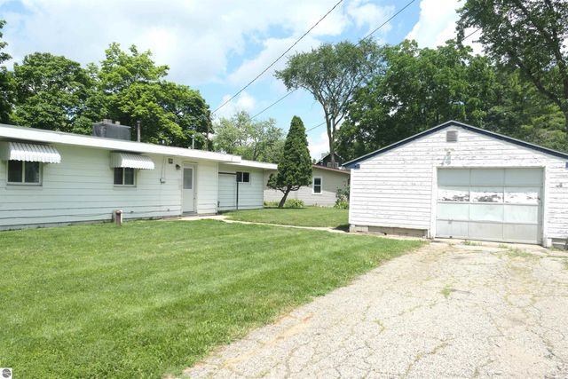 135 Riverside Drive, Alma, MI 48801