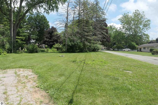 135 Riverside Drive, Alma, MI 48801