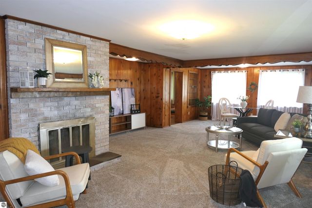135 Riverside Drive, Alma, MI 48801
