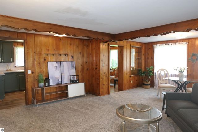 135 Riverside Drive, Alma, MI 48801