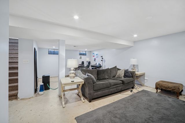 722 S 9th Avenue, St. Charles, IL 60174