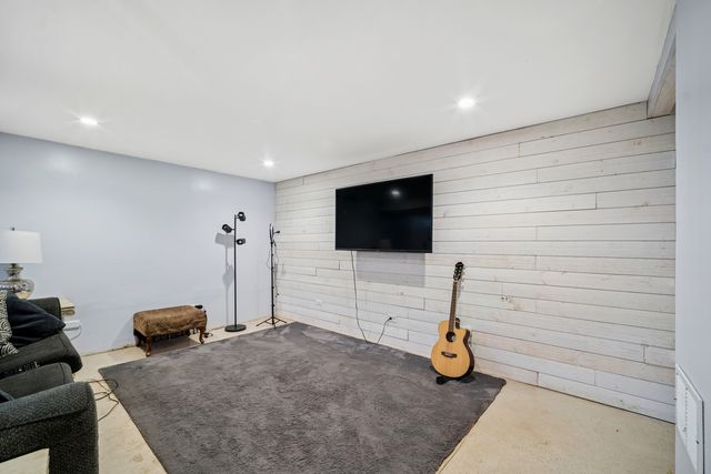 722 S 9th Avenue, St. Charles, IL 60174