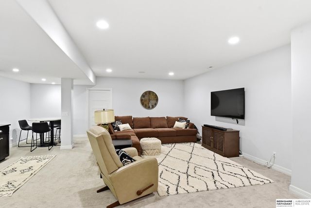 18610 Hampton Drive, Omaha, NE 68136