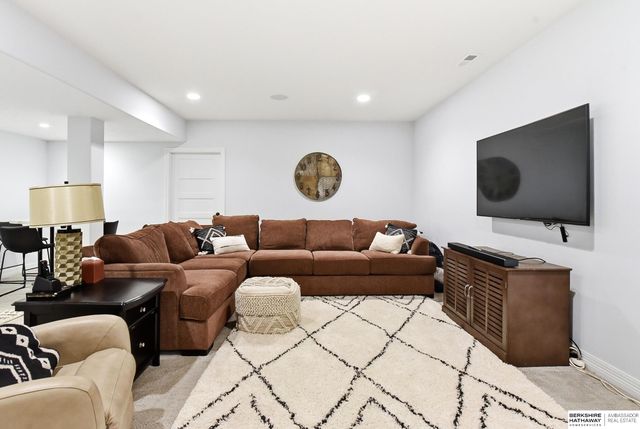 18610 Hampton Drive, Omaha, NE 68136