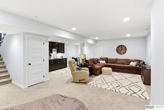 18610 Hampton Drive, Omaha, NE 68136
