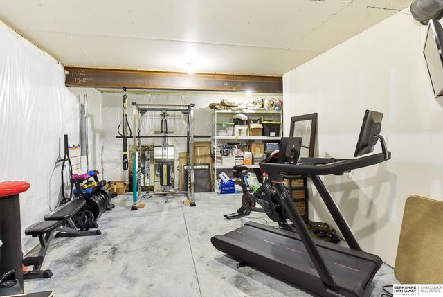 18610 Hampton Drive, Omaha, NE 68136