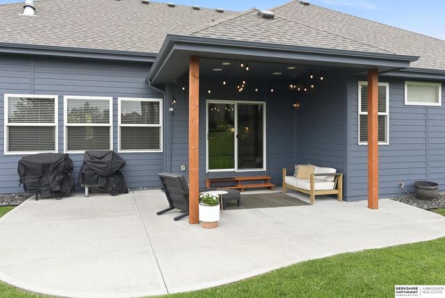 18610 Hampton Drive, Omaha, NE 68136