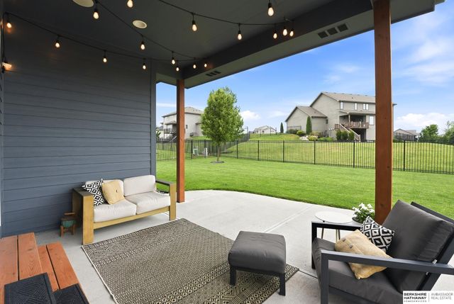18610 Hampton Drive, Omaha, NE 68136