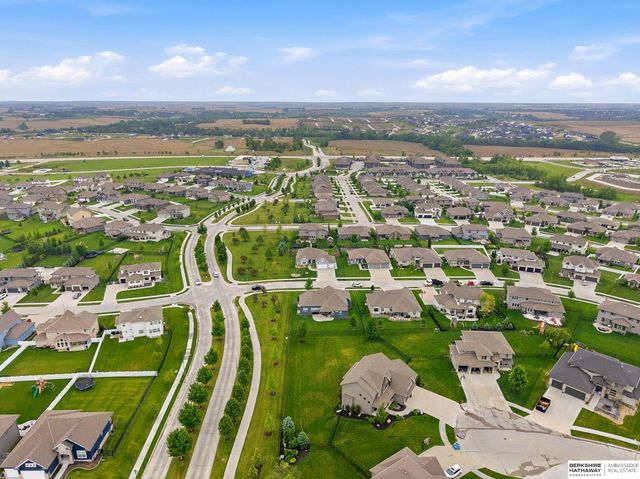 18610 Hampton Drive, Omaha, NE 68136