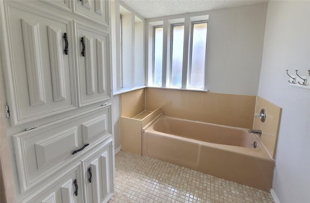 7519 Ravenswood Road, Granbury, TX 76049