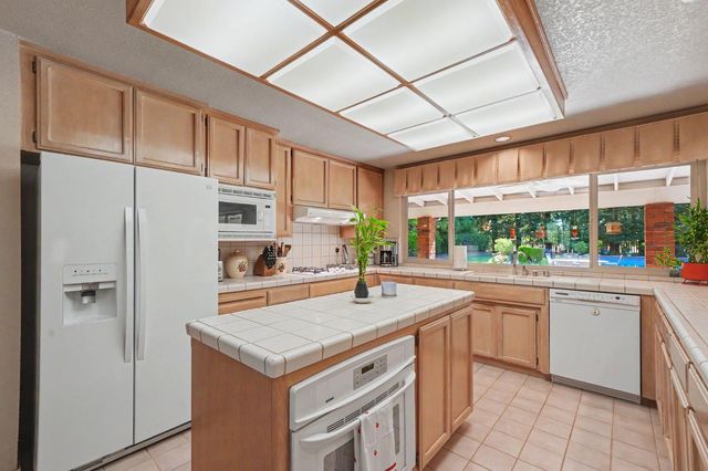 9069 Bader Rd, Elk Grove, CA 95624