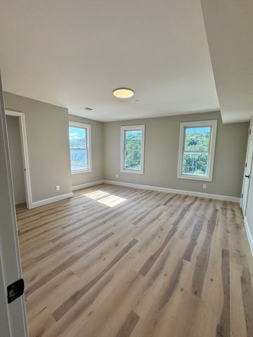 605 Millbury St, Worcester, MA 01604