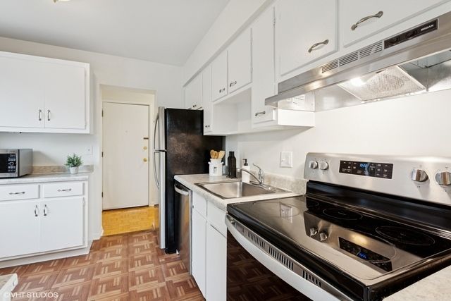 1136 Greenleaf Avenue 205, Wilmette, IL 60091