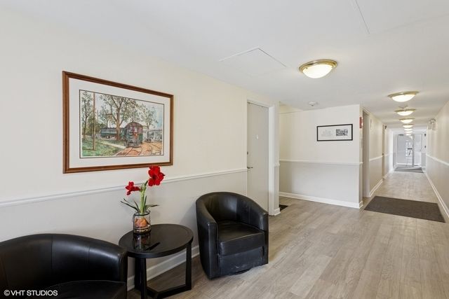 1136 Greenleaf Avenue 205, Wilmette, IL 60091