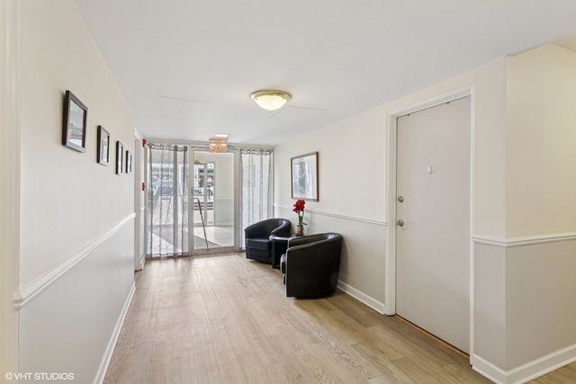 1136 Greenleaf Avenue 205, Wilmette, IL 60091