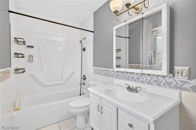 9582 Fernwood Drive, Olmsted Falls, OH 44138