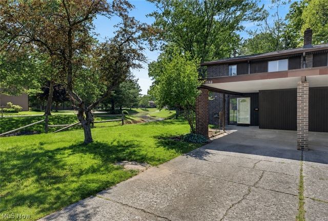 9582 Fernwood Drive, Olmsted Falls, OH 44138
