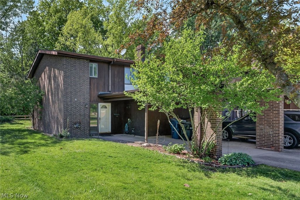 9582 Fernwood Drive, Olmsted Falls, OH 44138