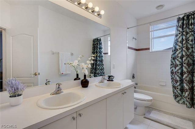 944 Golden Pond CT, Cape Coral, FL 33909