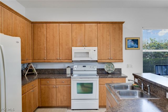 944 Golden Pond CT, Cape Coral, FL 33909