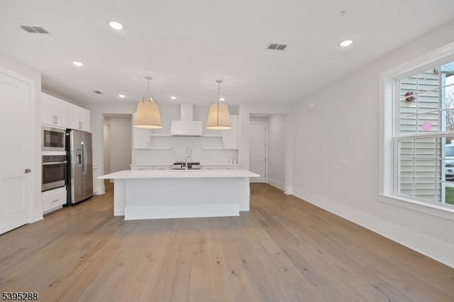 102 Iris Ct, Warren Twp., NJ 07059