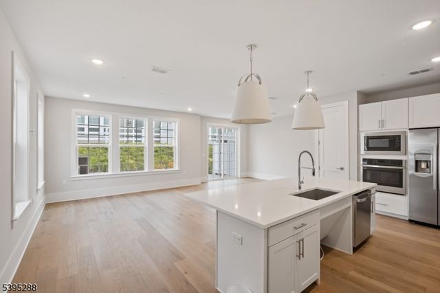 102 Iris Ct, Warren Twp., NJ 07059