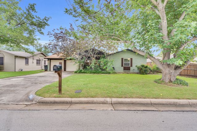 804 Livingston Drive, Hurst, TX 76053