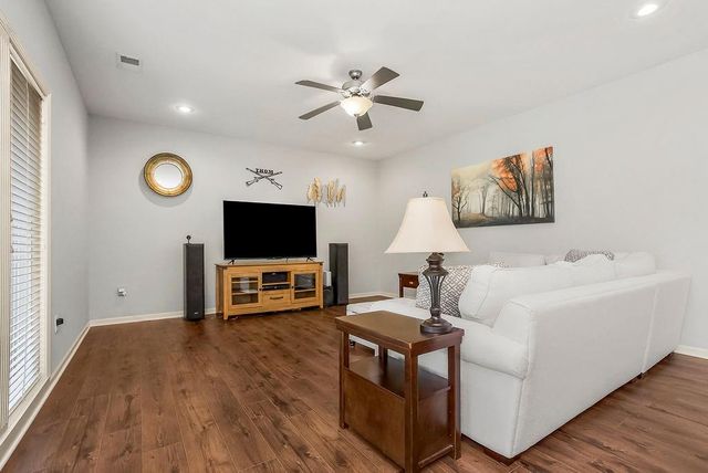 9105 N Kansas Court, Kansas City, MO 64156