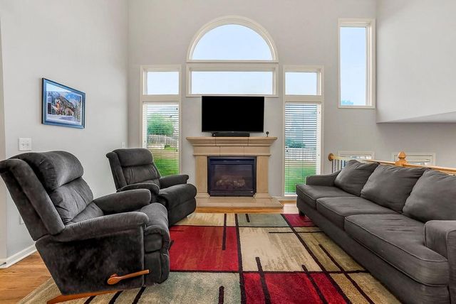 9105 N Kansas Court, Kansas City, MO 64156