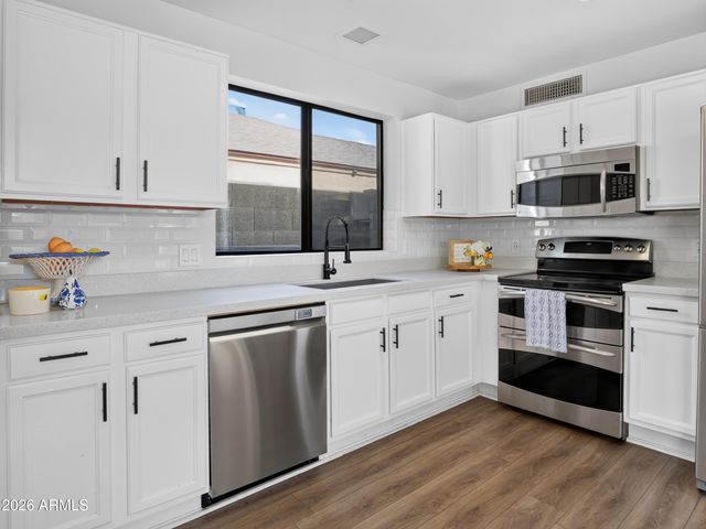 4047 W WHISPERING WIND Drive, Glendale, AZ 85310