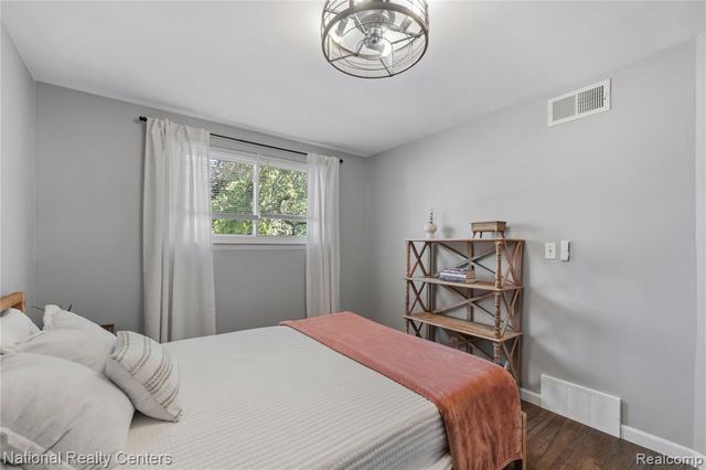 632 Bellevue Avenue, Commerce Twp, MI 48017