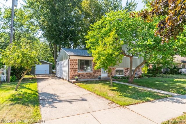 632 Bellevue Avenue, Commerce Twp, MI 48017