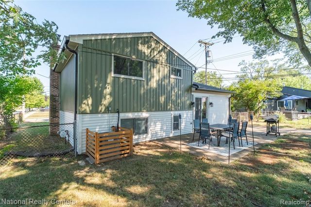 632 Bellevue Avenue, Commerce Twp, MI 48017
