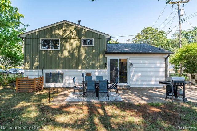 632 Bellevue Avenue, Commerce Twp, MI 48017