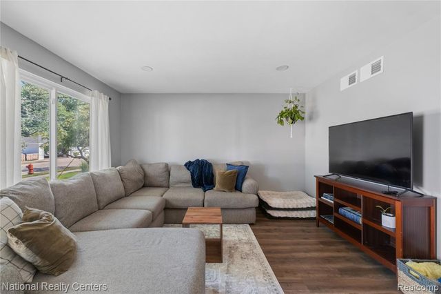 632 Bellevue Avenue, Commerce Twp, MI 48017