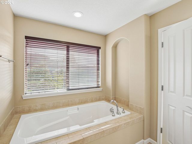5372 Nw PRIMINO Ave, Portland, OR 97229