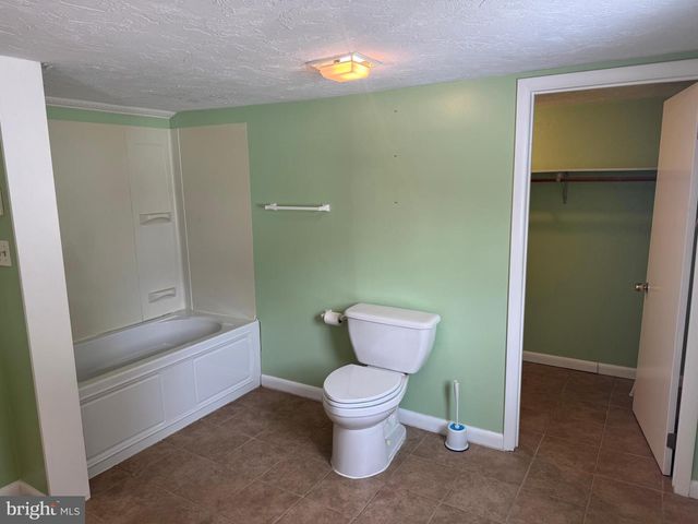 3120 CROOKED WIND LN, York, PA 17404