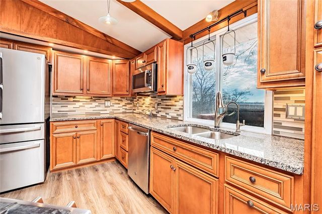 52 Glenwood Drive, Fenton, MO 63026