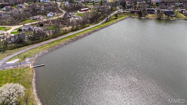 52 Glenwood Drive, Fenton, MO 63026