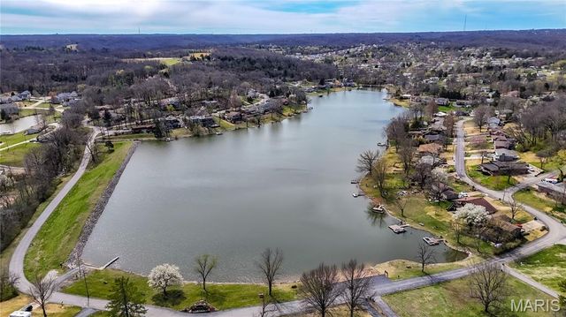 52 Glenwood Drive, Fenton, MO 63026