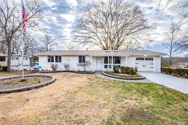 52 Glenwood Drive, Fenton, MO 63026