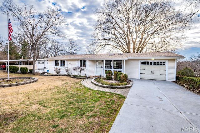 52 Glenwood Drive, Fenton, MO 63026