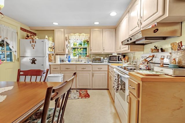32 Harriet Rd, Abington, MA 02351