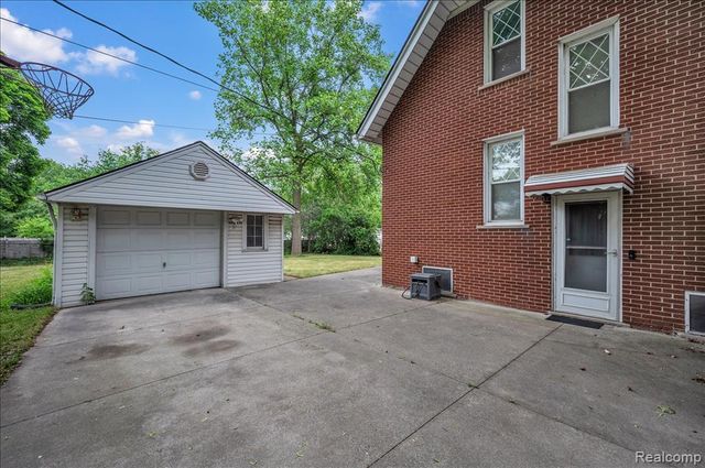 17321 E 11 Mile Road, Roseville, MI 48066